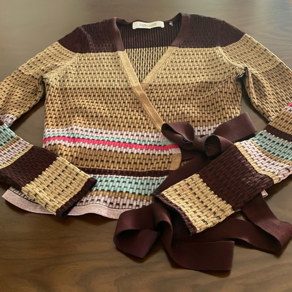 Beautiful sweater by Diane Von Furstenberg. Size large in very good condition.